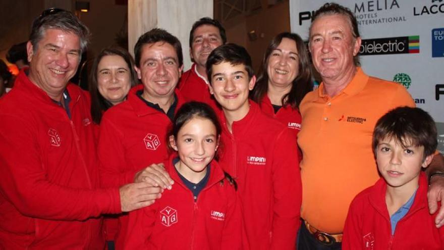 Marta, Martin y Pablo posan con sus padres junto a Miguel Ángel Jiménez.