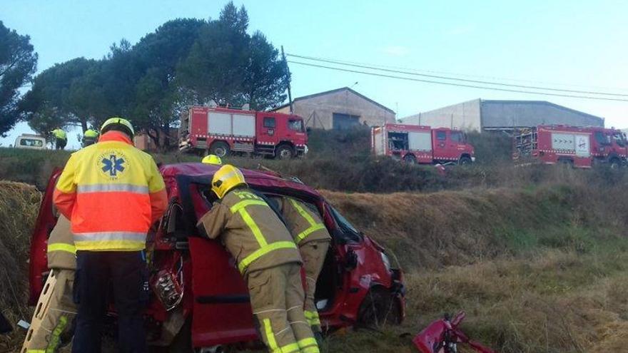 Bombers en les tasques d&#039;excarceració de l&#039;ocupant del turisme