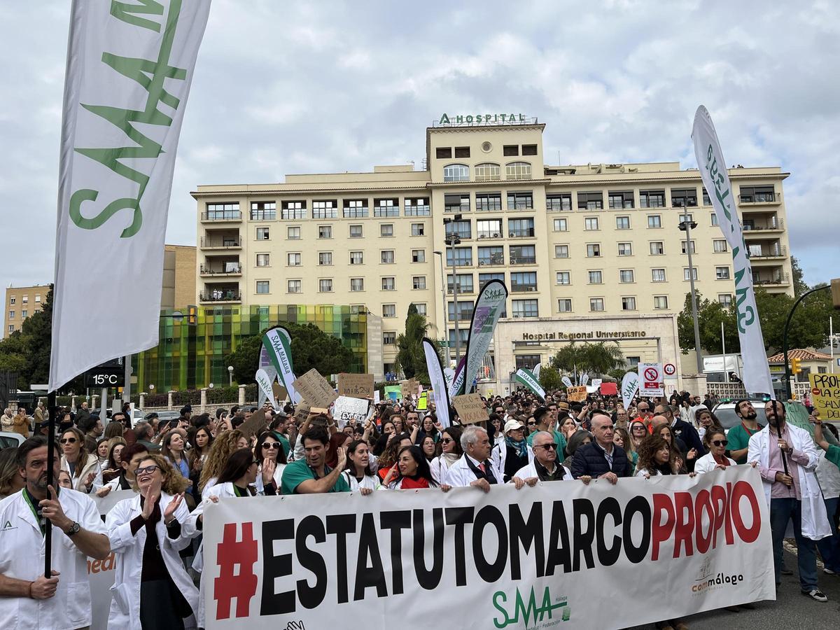 Los médicos de Málaga se concentran frente al Hospital Regional en el Hospital Regional