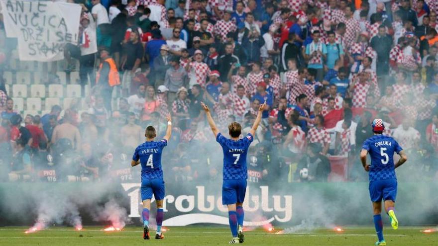 Futbolistas de Croacia piden a sus seguidores que no lancen bengalas.