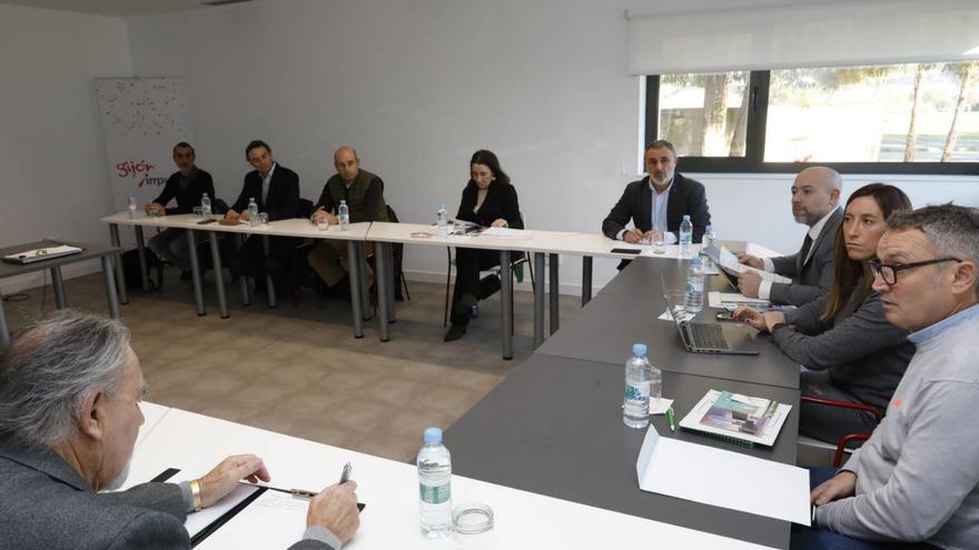 Por la izquierda, Pintueles, Pumariega y Villoria, en la reunión  con representantes de polígonos industriales. | M. León