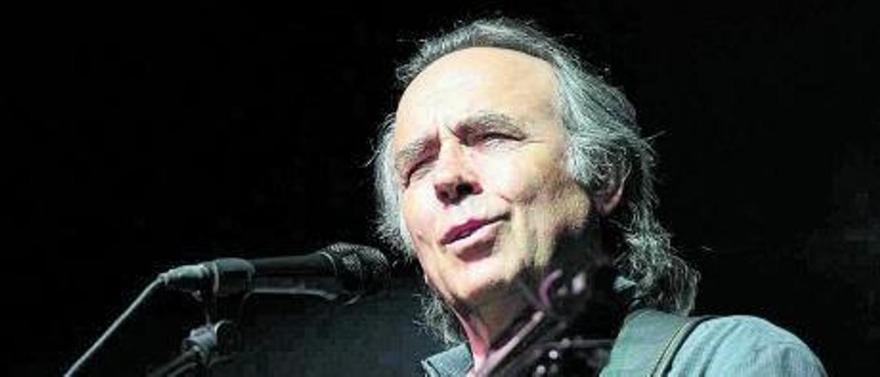 Serrat, en un concierto en Quart en 2009,  dentro de la gira ‘Serrat 100 x 100’. | JOSEP GARCIA