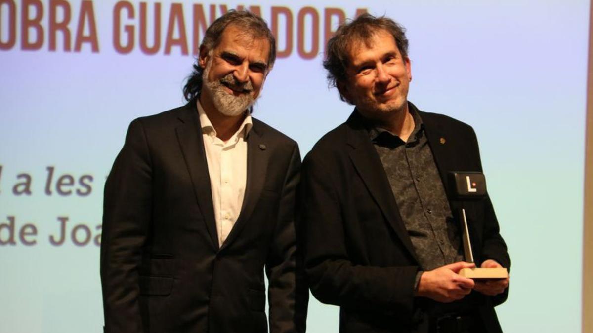Jordi Cuixart amb l’escriptor Joan-Lluís Lluís.  | PAU CORTINA/ACN