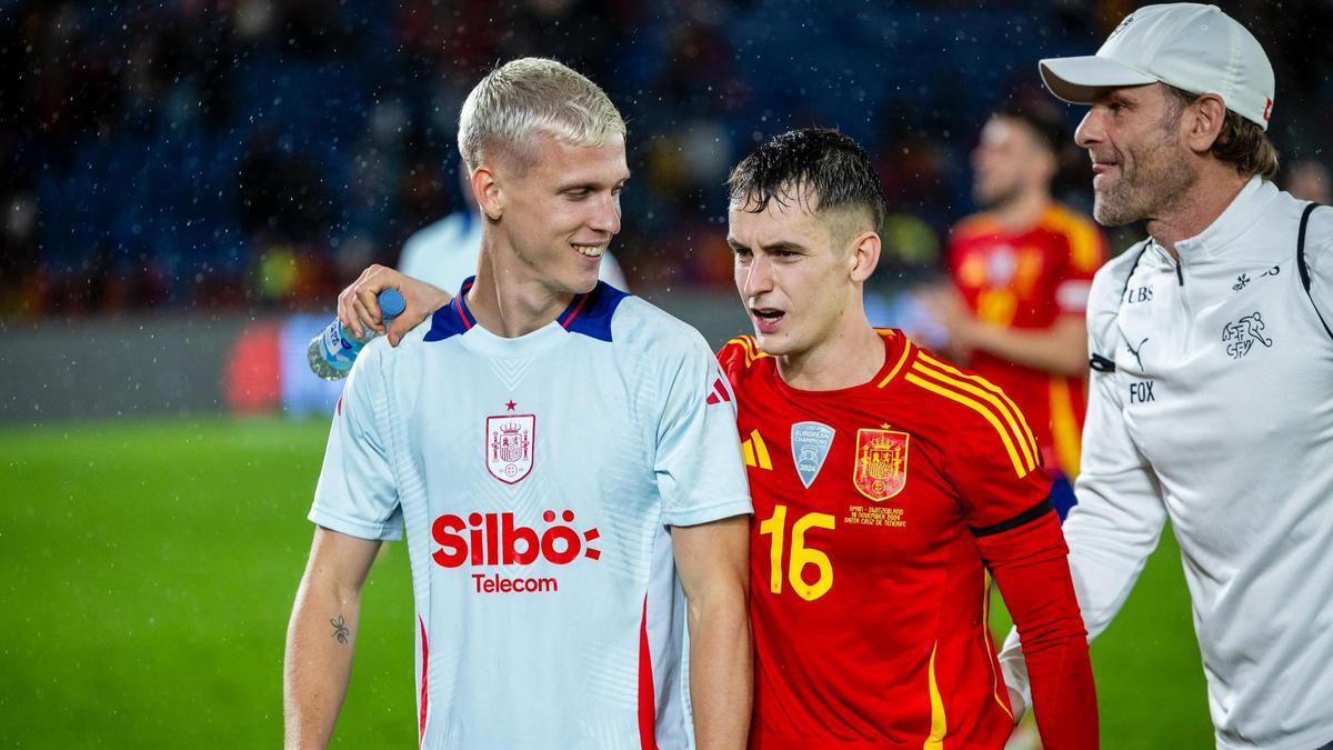 Dani Olmo y Marc Casadó, tras la victoria de España sobre Suiza (3-2) en Tenerife.