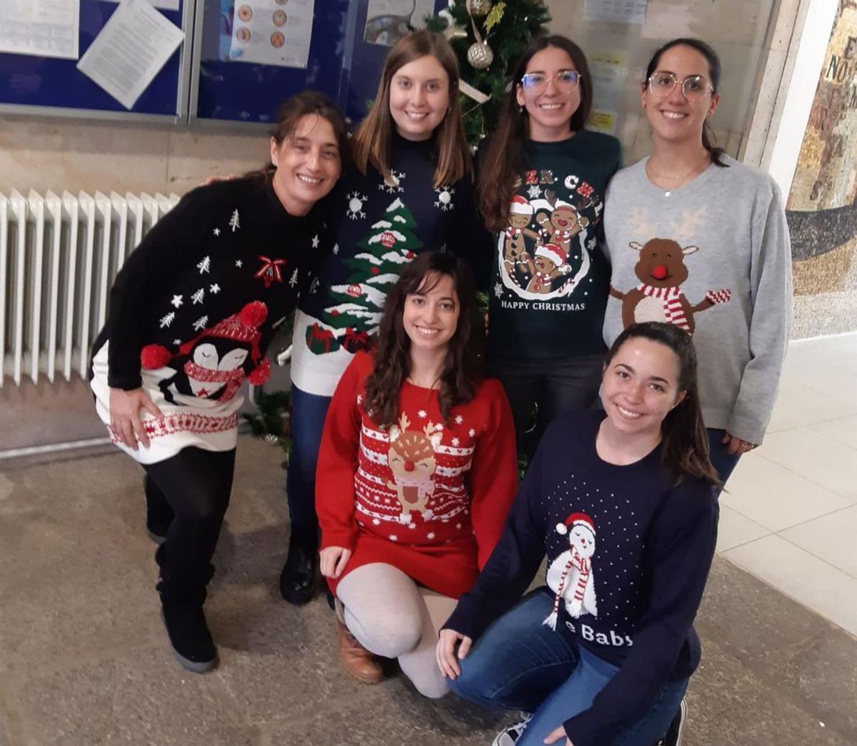 Modelos muy originales de jerséis navideños en el instituto. | Cedida