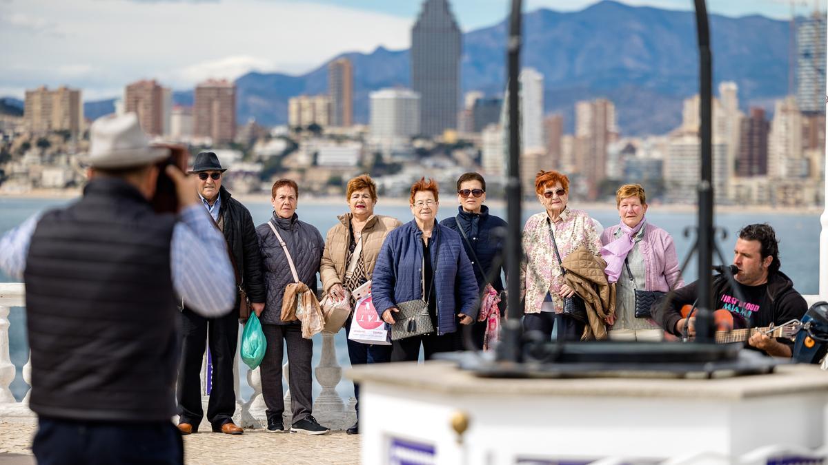 Turistas del Imserso en Benidorm.