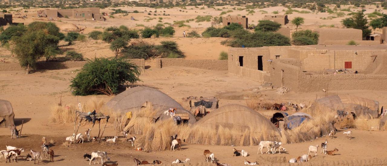 Una aldea del Sahel cerca de Tombuctú (Malí), al borde de la Gran Muralla Verde.