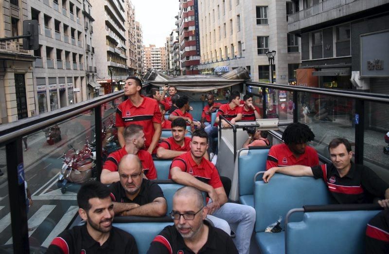 Recorrido turístico del Basket Zaragoza por la capital aragonesa