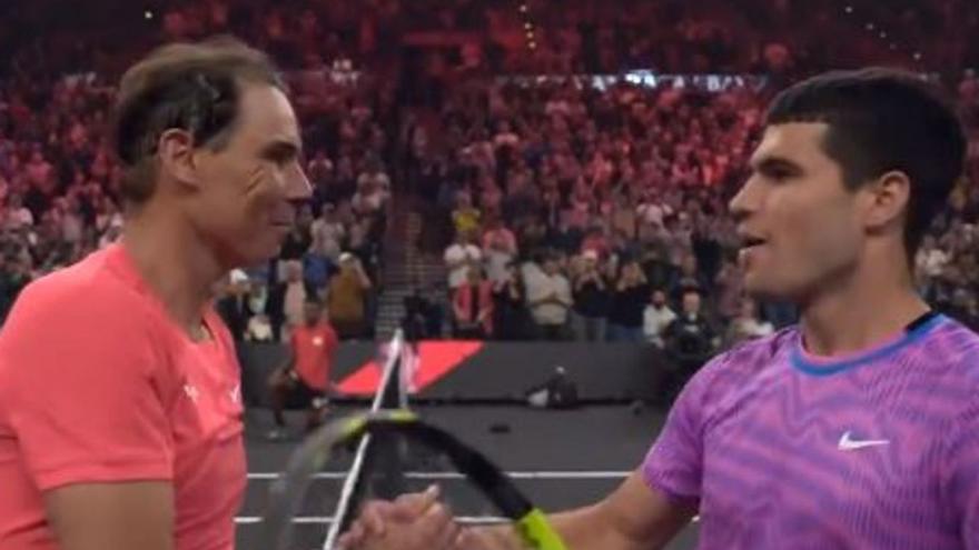 Rafa Nadal y Carlos Alcaraz se saludan al final del encuentro. | NETFLIX