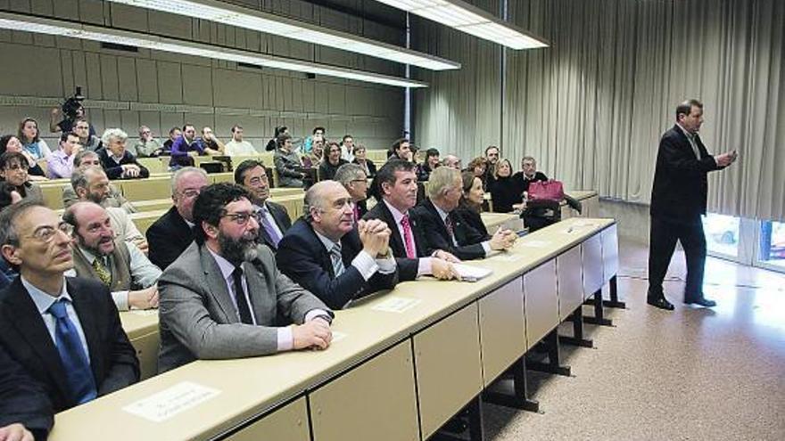 de vuelta a los pupitres. La conferencia de Manuel Gutiérrez Claverol, a la derecha, sobre las diferencias geológicas entre Gijón y Oviedo devolvió al pupitre a los decanos de Ciencias, al Rector y al Consejero. En primera fila, por la izquierda, el decano de Ciencias, Norberto Corral; el decano de Química, José Manuel Fernández Colinas ; el rector, Vicente Gotor, y el consejero de Educación, Herminio Sastre.