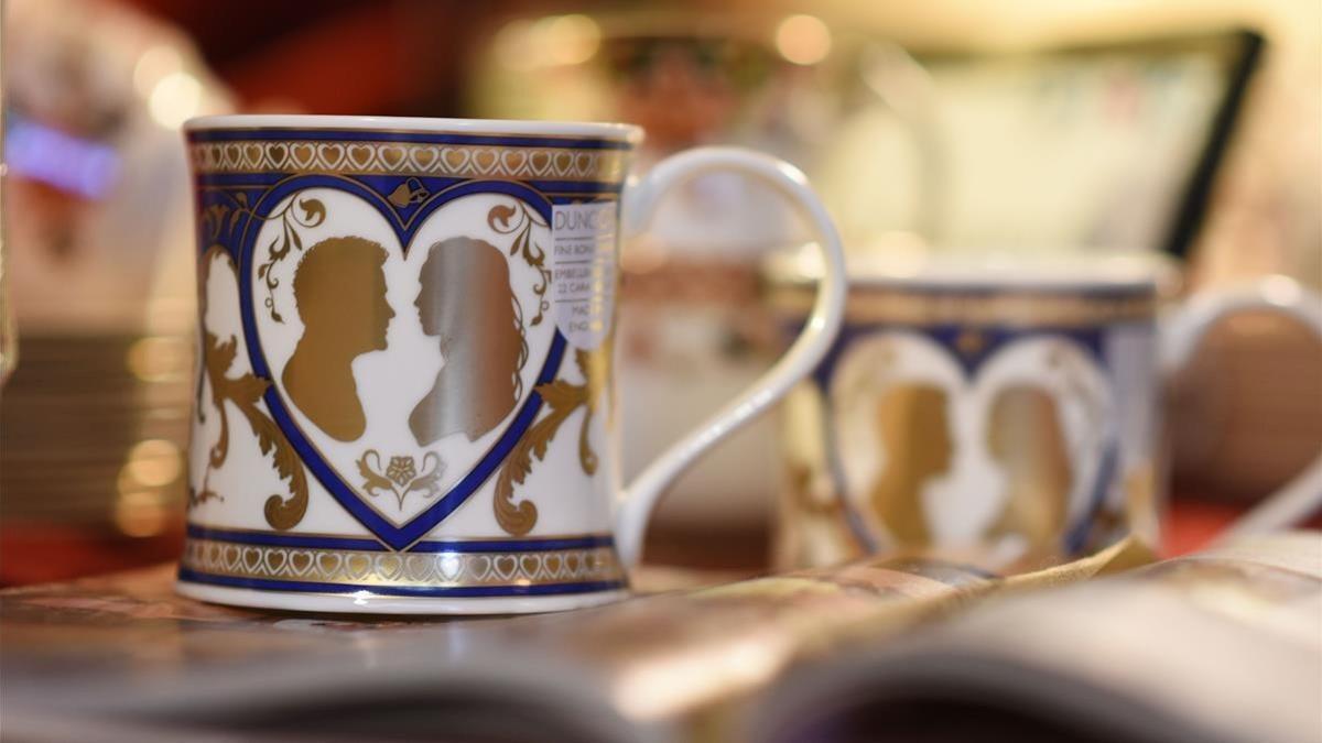 lmmarco43366977 an official commemorative royal wedding mug is seen for sale180517160121