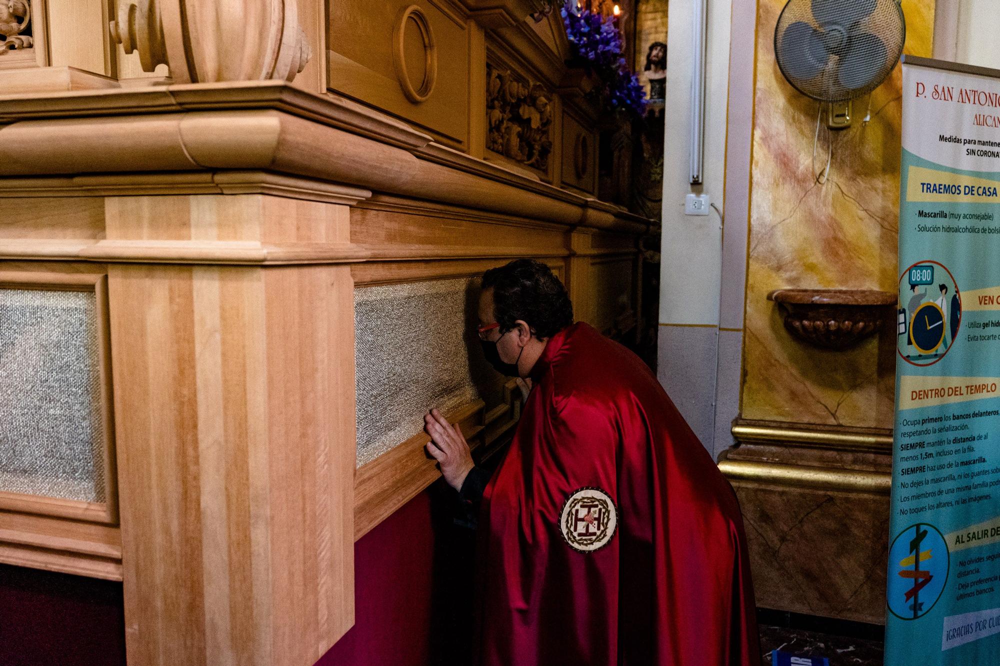 Procesión del Ecce Homo en Alicante  En Alicante las primeras imágenes en llegar eran las de la procesión del Ecce Homo que estrenado en esta procesión la primera fase del nuevo paso del Señor, consistente en parihuela y ebanistería. Esta cofradía celebra el 75 aniversario de su fundación.