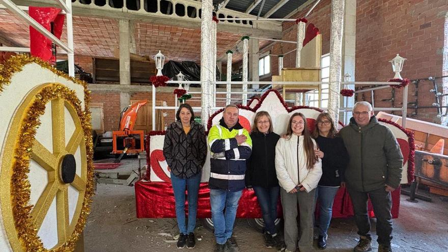Por la izquierda, Susana Marcos, José Manuel Tejón, Marisa Fernández, Leyre Tejón, Yolanda González y José Antonio Fernández, con las nuevas carrozas.