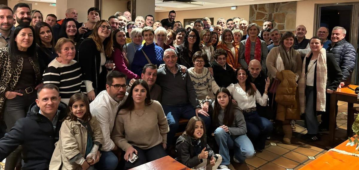 José Luis y Norma, rodeados de familiares y exempleados, durante el sentido homenaje que les tributaron.