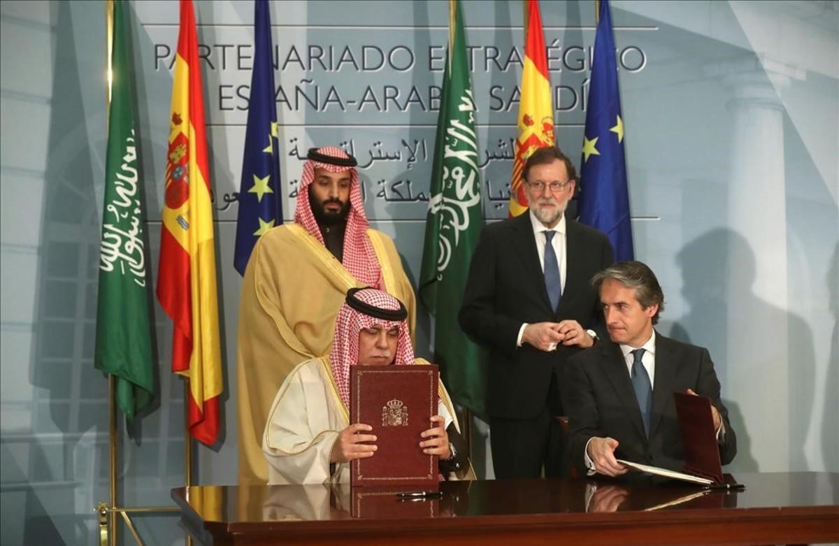 El expresidente del Gobierno, Mariano Rajoy, y el exministro de Fomento, con el principe heredero de Arabia Saudi, en La Moncloa en abril del 2008. El expresidente del Gobierno, Mariano Rajoy, y el exministro de Fomento, con el principe heredero de Arabia Saudi, en La Moncloa en abril del 2008.