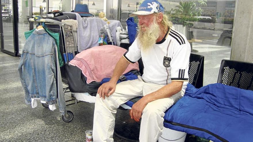 René Becker en el aeropuerto de Palma, junto al carro donde guardaba todas sus pertenencias, en 2011.