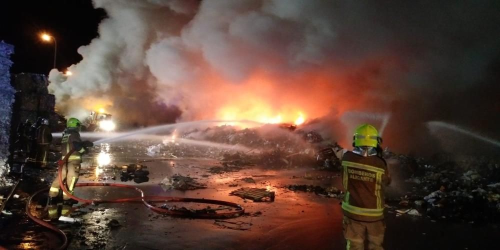 El fuego está localizado en el exterior del recinto donde se están quemando balas de cartón