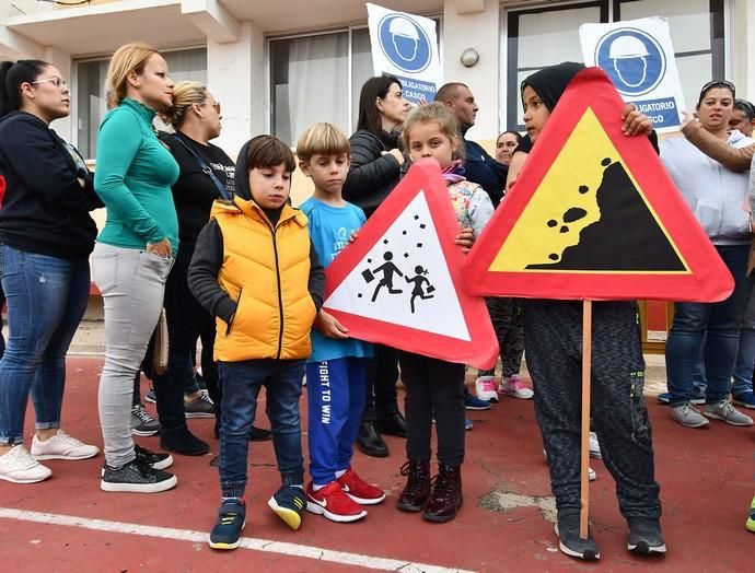 05/04/2019 TELDE.  Concentración de padres y madres por el mal estado del CEIP Principe de Asturias. Fotógrafa: YAIZA SOCORRO.  | 02/04/2019 | Fotógrafo: Yaiza Socorro
