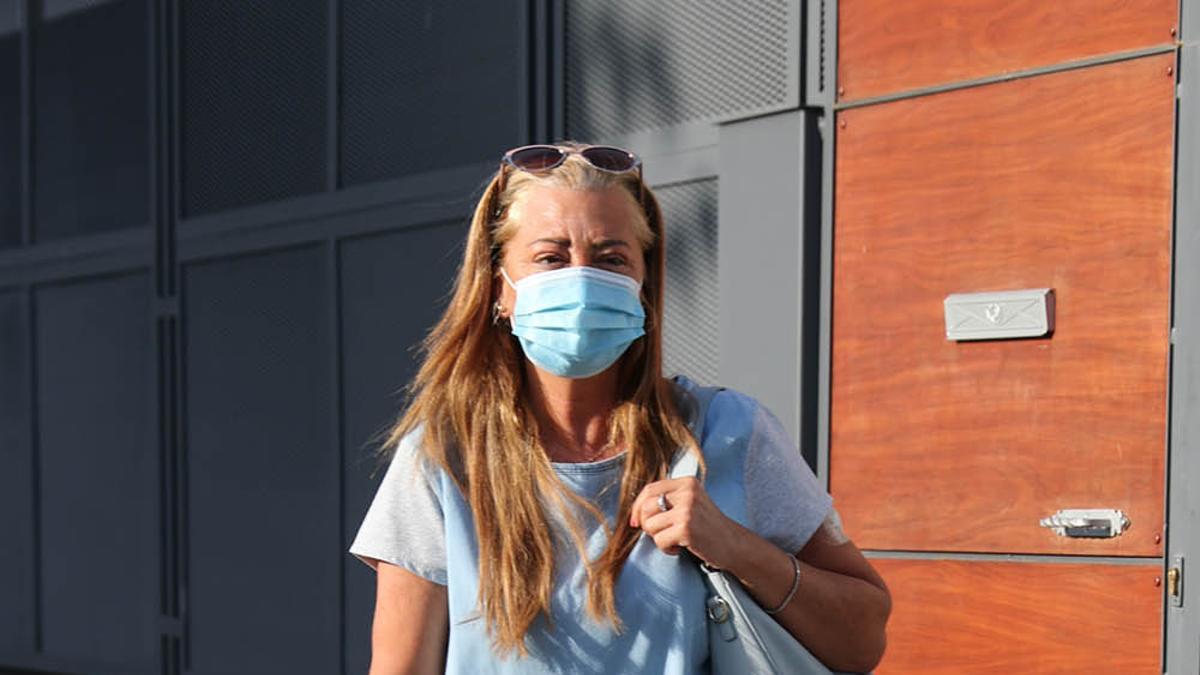 Belén Esteban con mascarilla y vestido saliendo de casa