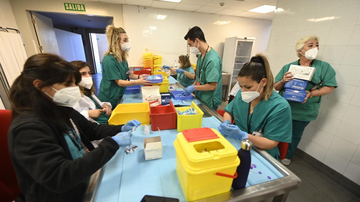 Equipo encargado de preparar las vacunas y el material.