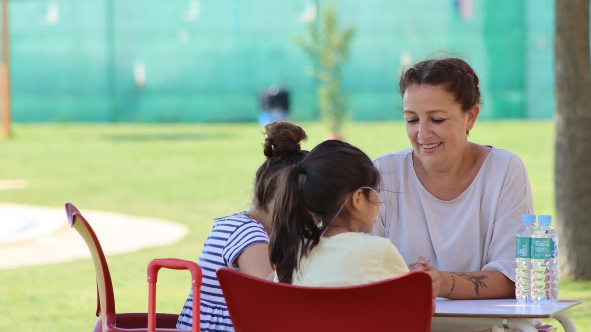 Sara Núñez, madre colaboradora, junto con María y una amiga.