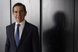 El BBVA gana 6.051 millones hasta junio, un 11% más, y lanza recompra de 2.000 millones. Lo explica Onur Genç, consejero delegado del BBVA. En la foto, el presidente del BBVA, Carlos Torres.