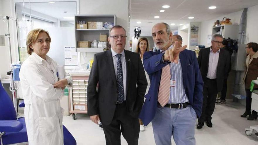 Francisco del Busto, en el centro, durante su visita a las instalaciones del hospital de día oncohematológico de Cabueñes.