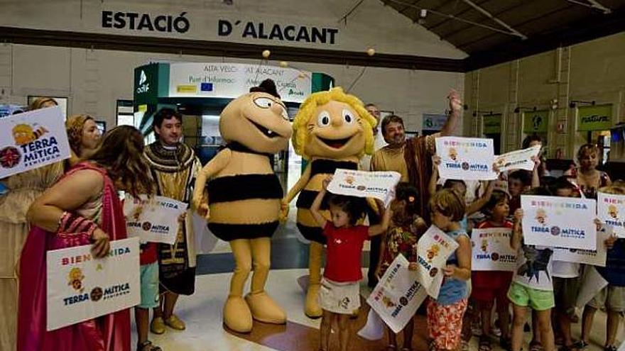 La abeja Maya y su amigo Willy, a su llegada a Alicante.