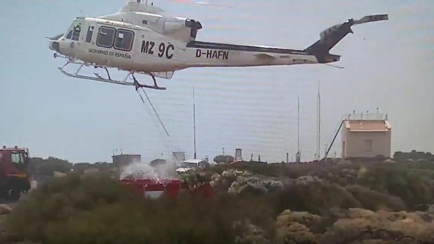 Los helicópteros se enfrentan a rachas ocasionales superiores a los 35 km/h mientras recogen agua en Izaña