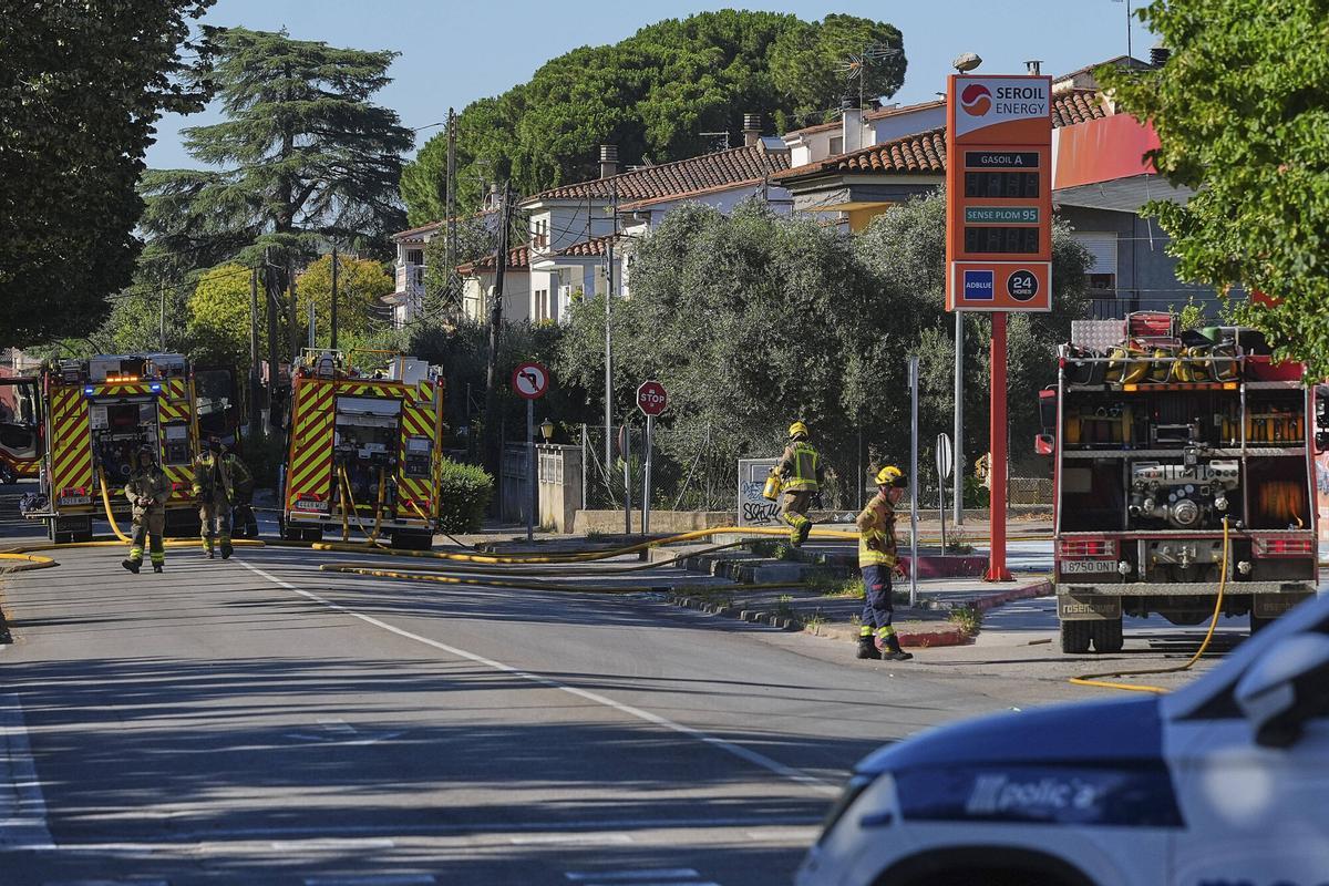 Les imatges del cotxe incendiat en una gasolinera de Girona