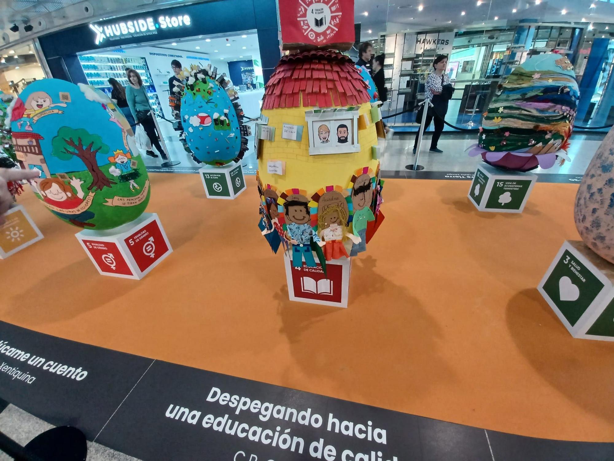 Doce "güevos" como doce soles: así son las obras gigantes del concurso escolar de Siero