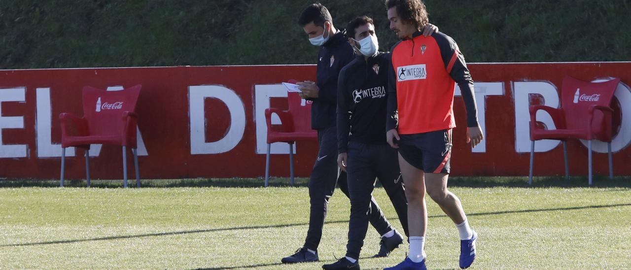 Por la izquierda, Toni Clavero, David Gallego y Pelayo Suárez durante un entrenamiento en Mareo.