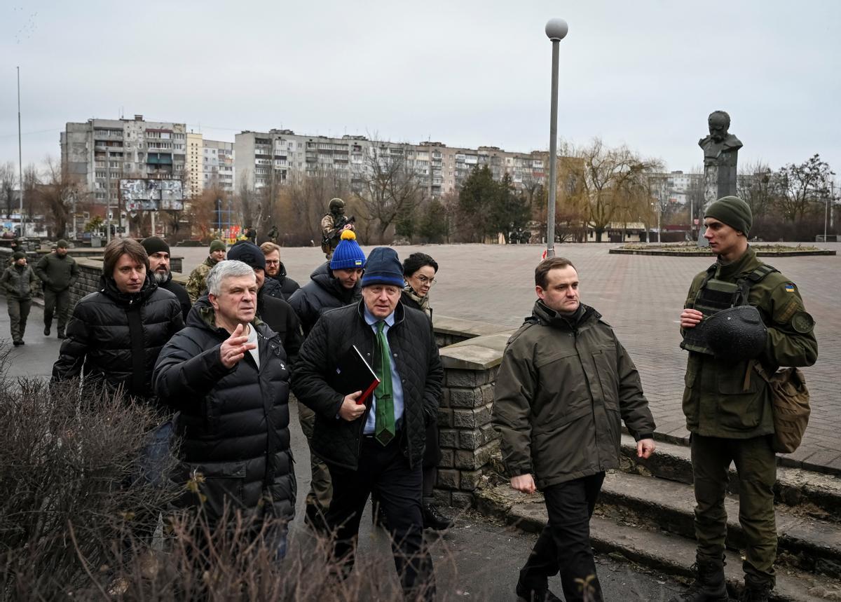 El presidente ucraniano Volodymyr Zelensky da la bienvenida al ex primer ministro británico Boris Johnson para una reunión en Kyiv, Ucrania, el 22 de enero de 2022 en medio de la invasión rusa.