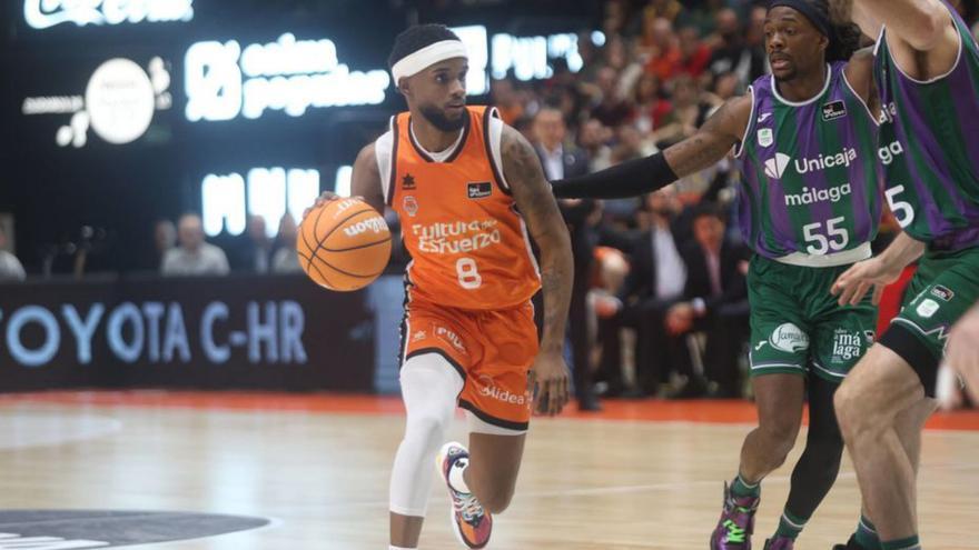 Jean Montero ataca la defensa de Unicaja, en un partido reciente. | EDUARDO RIPOLL