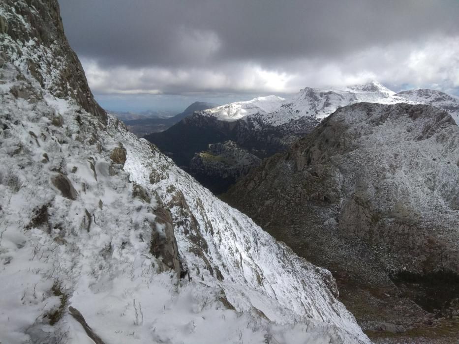 La nieve cubre las montañas de la Serra de Tramuntana