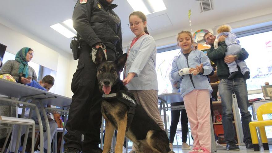 Los perros de la Policía visitan a los niños del Santa Lucía