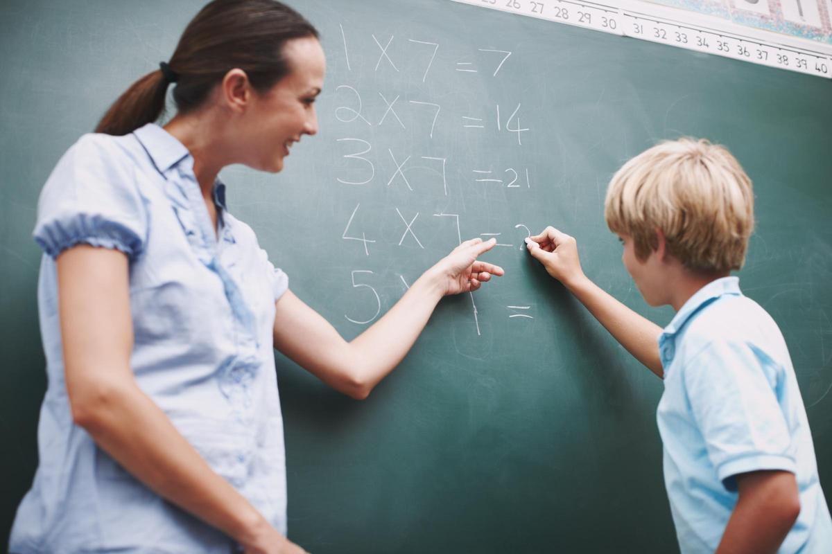 La madre busca un profesor particular de matemáticas que explique con calma y buen humor.