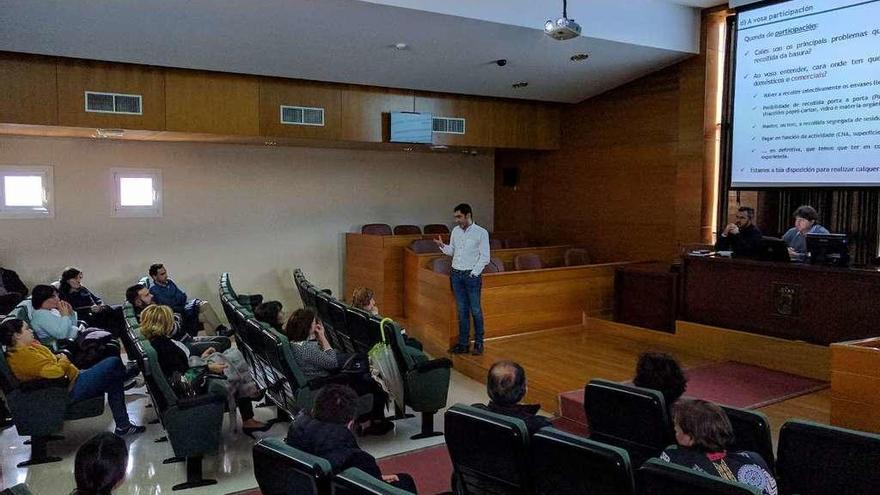 Asistentes a la reunión celebrada ayer por la tarde con los comerciantes.