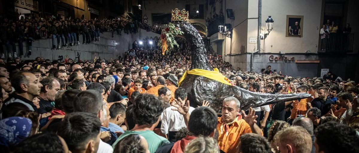 La Patum ha omplert la plaça de Sant Pere de Berga i ha permes a les comparses fer rotllana