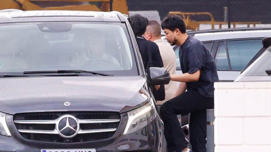 El presidente Kiat Lim y los altos cargos visitan al equipo en Paterna