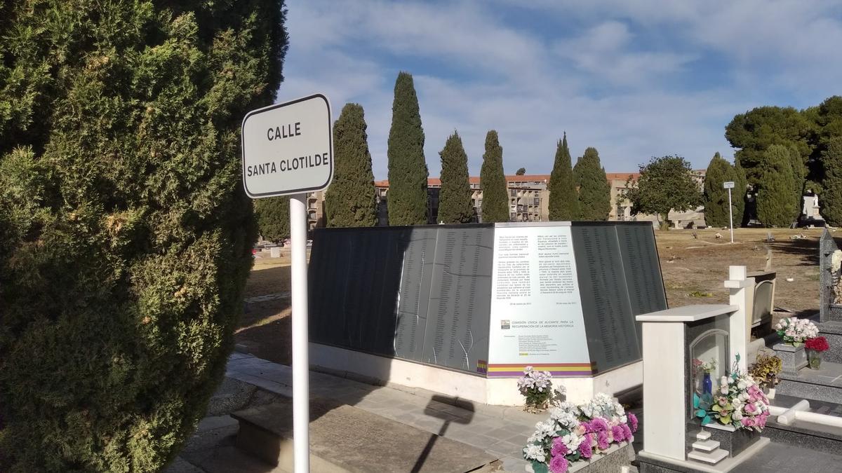 Panel con los nombres de todos los fusilados enterrados en el cementerio municipal de Alicante.