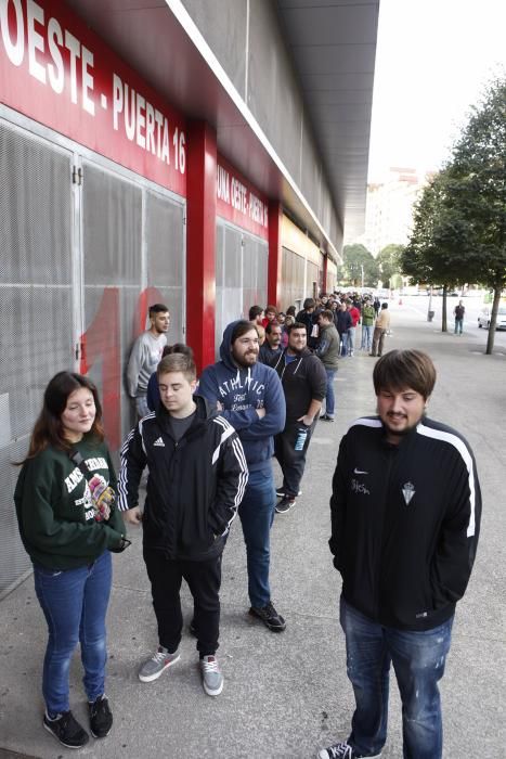 Colas en las taquillas de El Molinón en el inicio de venta de entradas para la visita al Depor