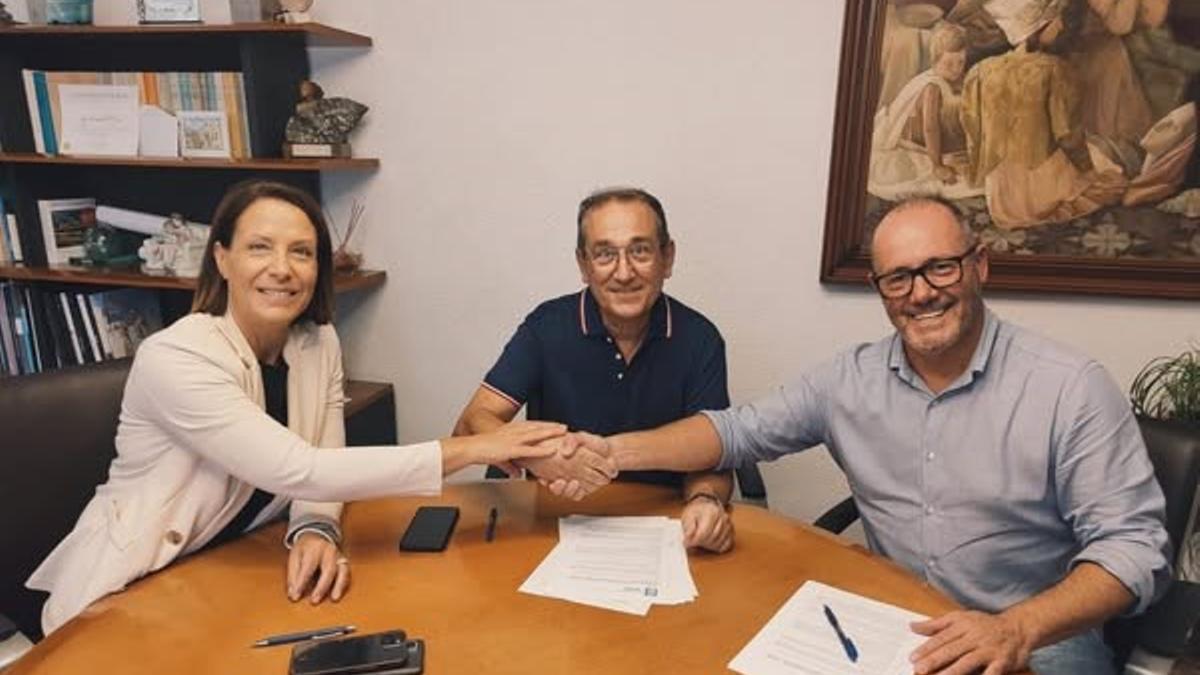 Un momento de la firma del convenio.