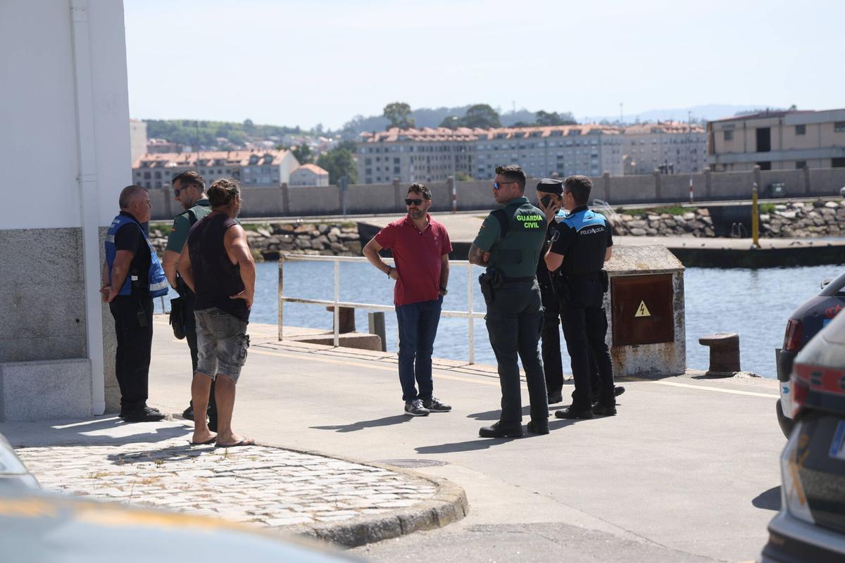 Operativo de rescate en el puerto de Cambados para el cuerpo que apareció este sábado por la mañana.