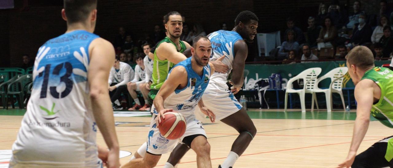 Dani Rodríguez controla el balón en un ataque del Cáceres en Albacete ante la presencia de Kevin Bercy.