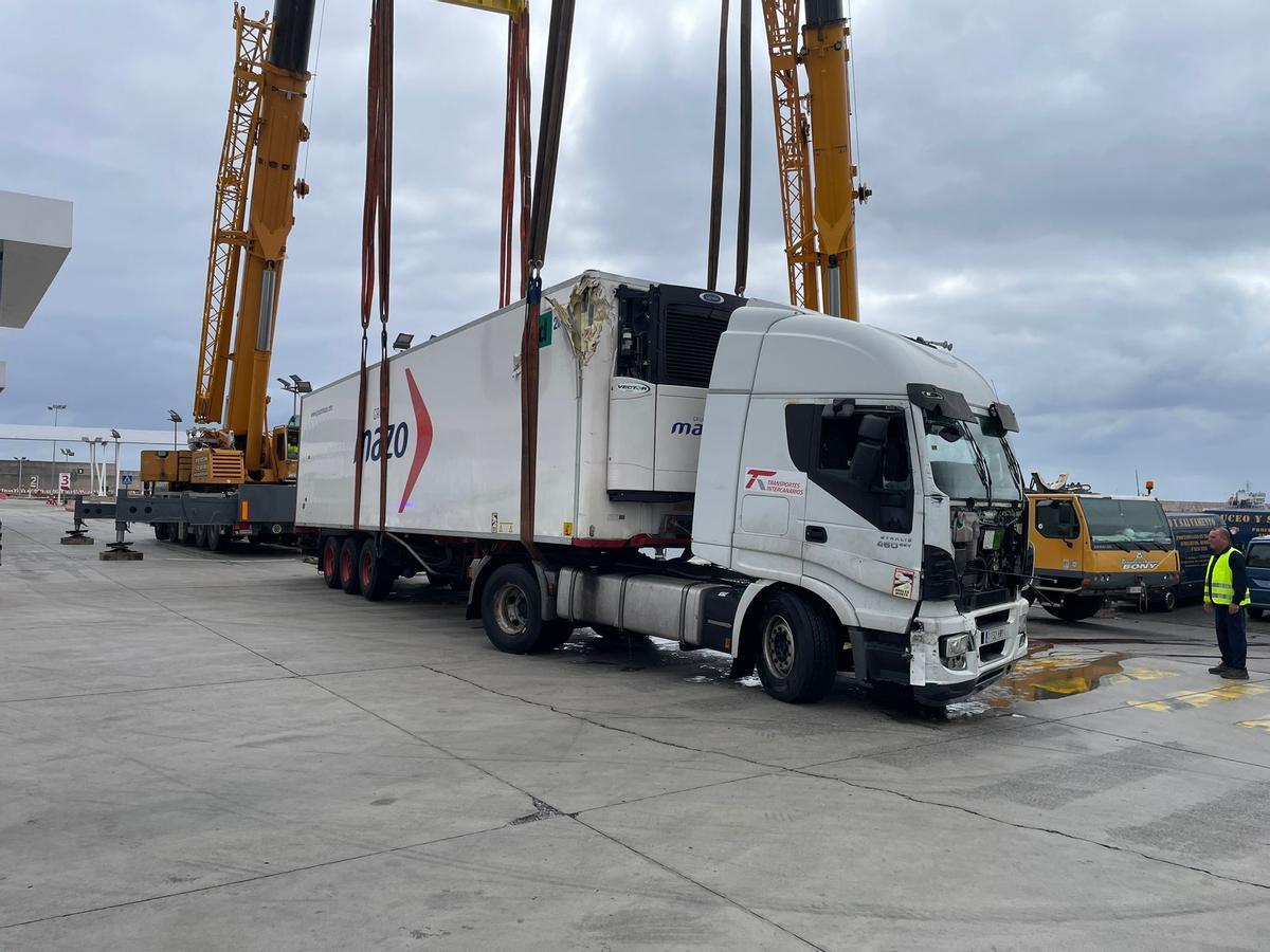 Un camión tráiler cae al mar en la terminal de Naviera Armas en el Puerto de Las Palmas