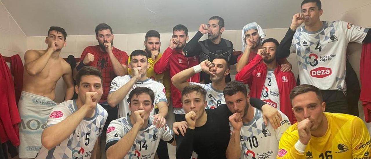 Los jugadores del Cajasur celebran la victoria ante el Sanse dedicándosela a su compañero Jota que acaba de ser padre.