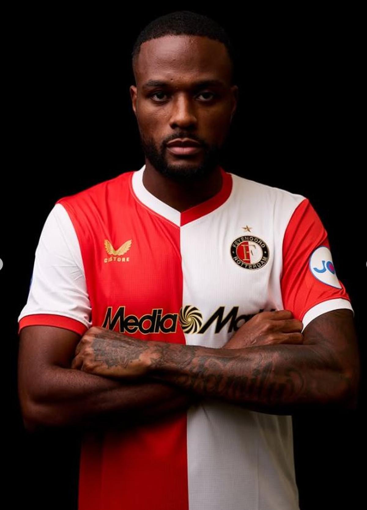 Cyle Larin con la camiseta del Feyenoord.