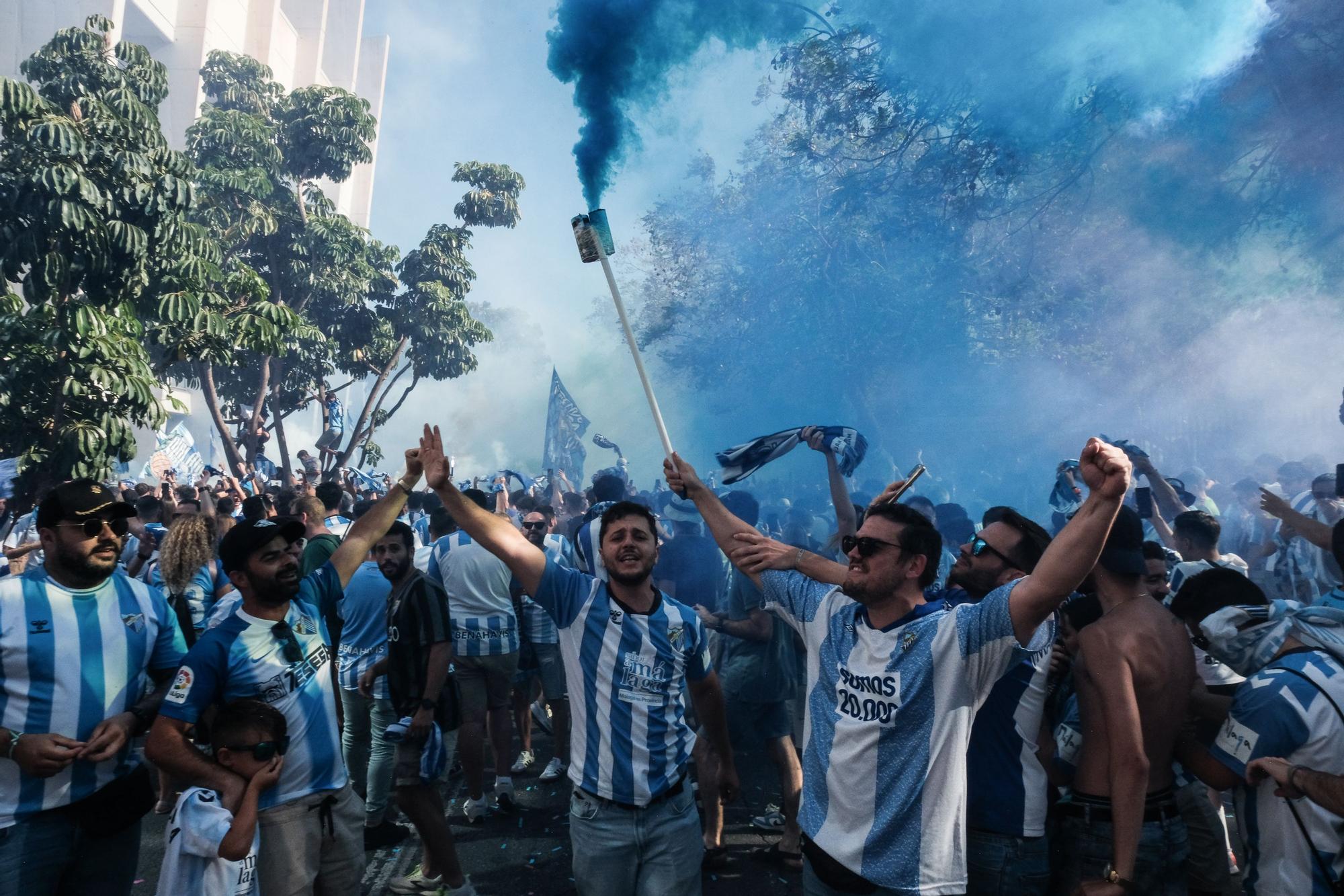 Cientos de aficionados reciben al Málaga CF en la previa del partido de ida de la final por el ascenso a Segunda División ante el Nàstic.
