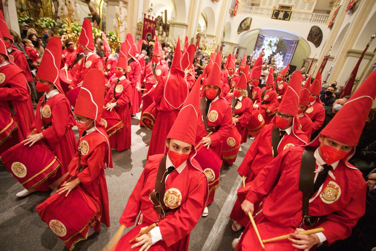 Los 'coloraos' de Murcia celebran el Miércoles Santo en la iglesia del Carmen tras la suspensión de la procesión